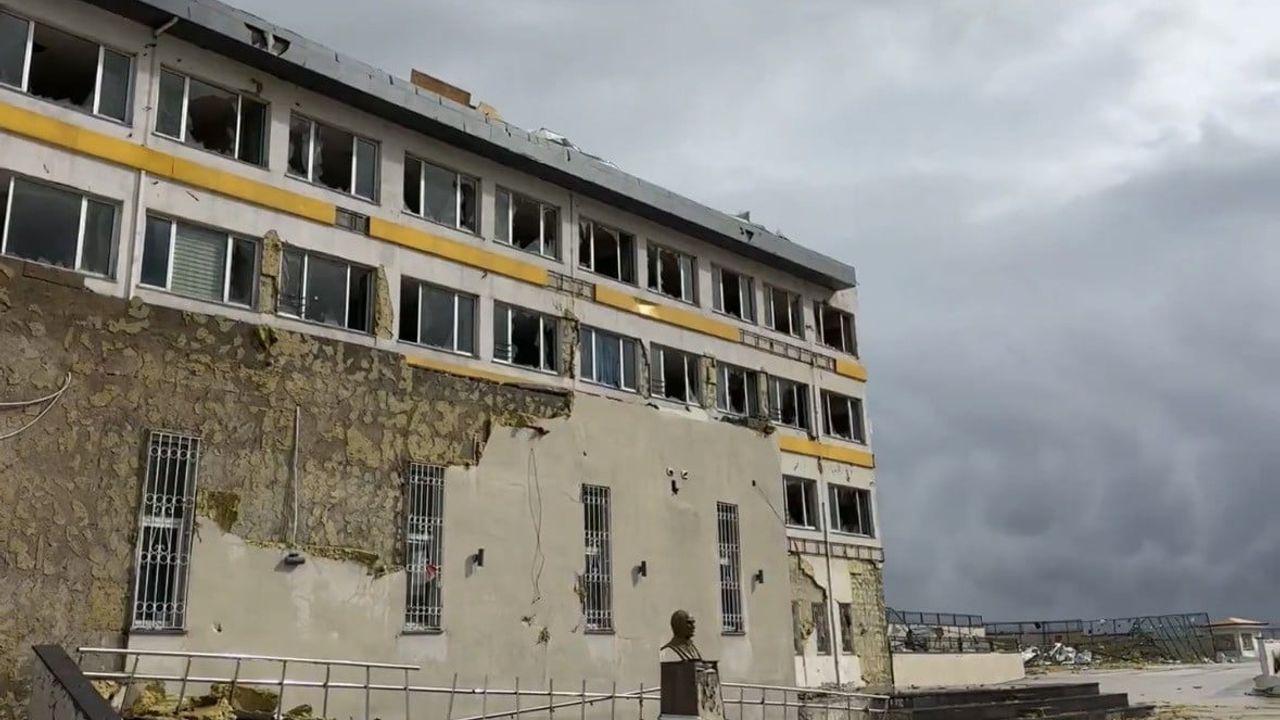 Gaziantep'te 'süper hücre' fırtınası Berrin Topçuoğlu Anadolu Lisesi'nde ağır hasara yol açtı