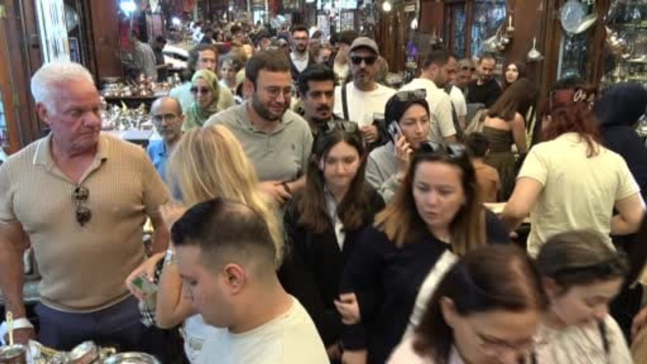 Gaziantep'te tarihi çarşılarda Kurban Bayramı alışverişi hareketliliği