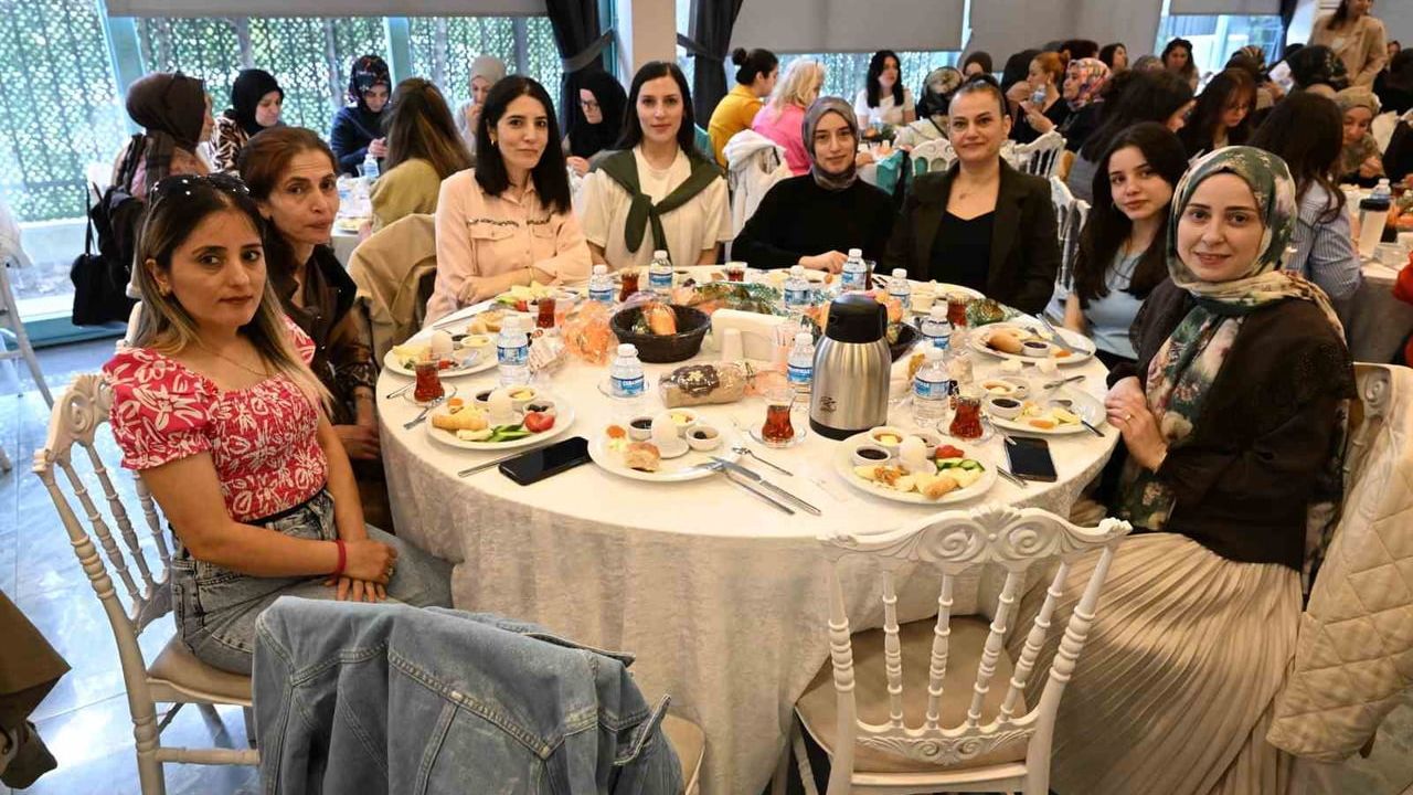 Gaziosmanpaşa'da Anneler Günü: Kadın Personel Kahvaltısında Protokol ve Milletvekili Rabia İlhan Buluştu