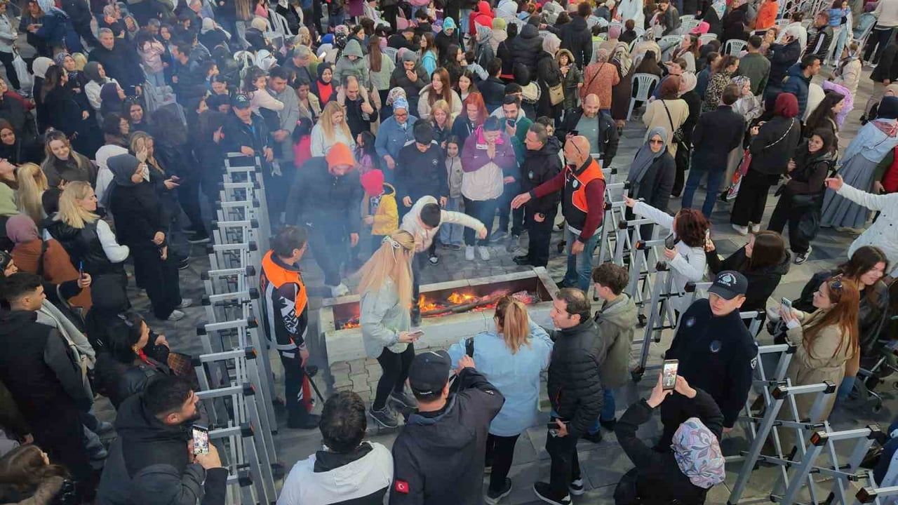 Gaziosmanpaşa'da Hıdırellez Şenliği: Başkan Vekili Eray Karadeniz sahnede gitar çaldı