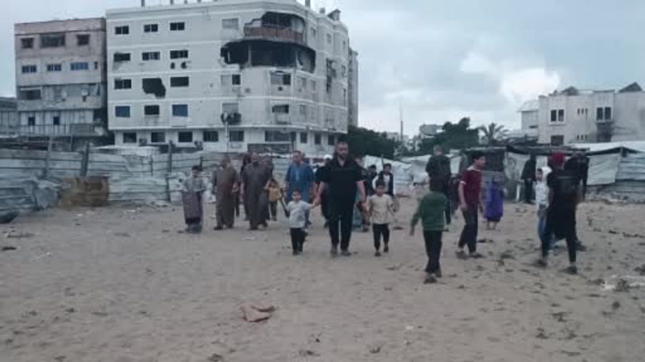 Gazze'de binlerce Filistinli Al-Saraya Meydanı'nda Kurban Bayramı namazını kıldı
