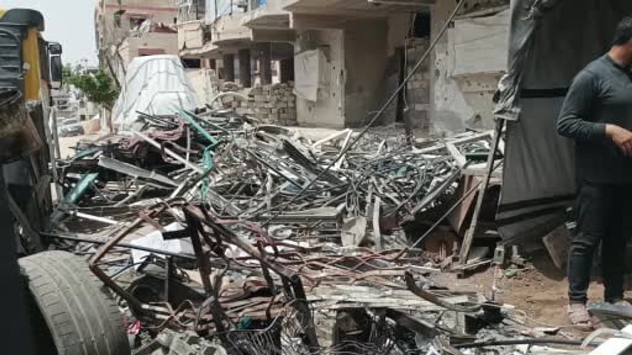 Gazze'de mühendis Al-Batsh, enkaz alüminyumunu eritip araç ve jeneratör parçası üretiyor