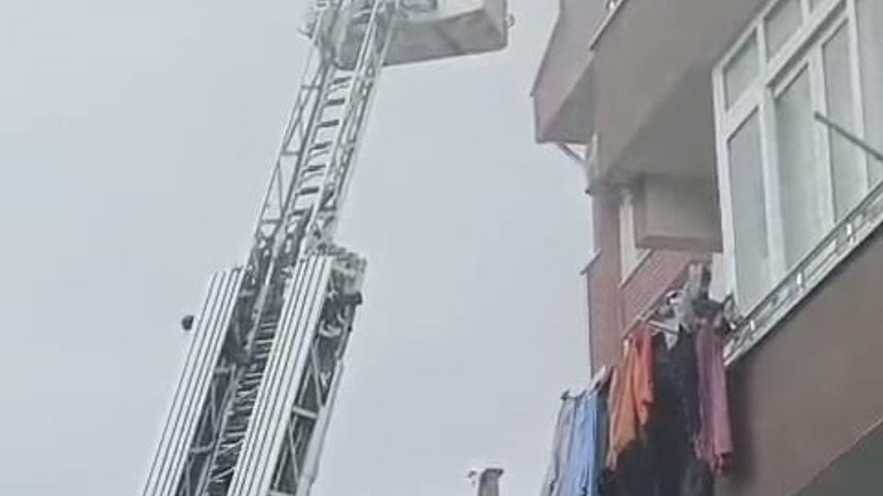 Gebze'de 5 katlı binanın terasındaki yangın itfaiye tarafından söndürüldü