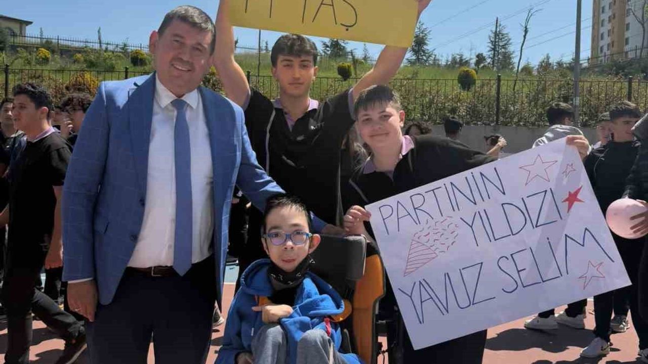 Gebze'de ayak parmaklarıyla klavye kullanan 15 yaşındaki Yavuz Selim'in meslek lisesi kaydı mevzuata takıldı
