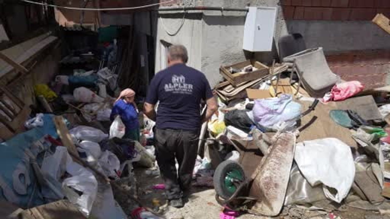 Gebze'de bahçede biriken atıklar temizlendi: 12 kamyon çıkarıldı, ev sahibi 'Zaten temizleyecektim' dedi