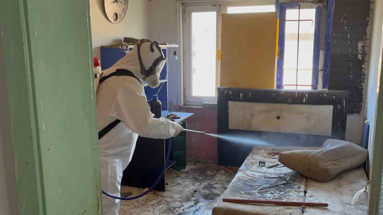 Gebze'de kamyon dolusu çöp içinde yaşayan 60 yaşındaki adam barınma merkezine yerleştirildi