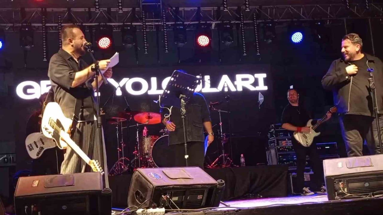 Gece Yolcuları'na sahnede sürpriz: Trakya Üniversitesi'nden diplomalarını konser sırasında aldılar