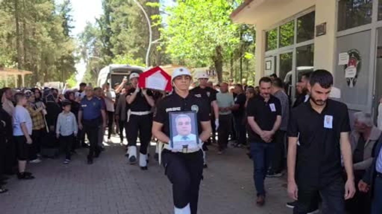 Geçirdiği rahatsızlık sonrası hayatını kaybeden polis memuru Cahit Kalkan son yolculuğuna uğurlandı