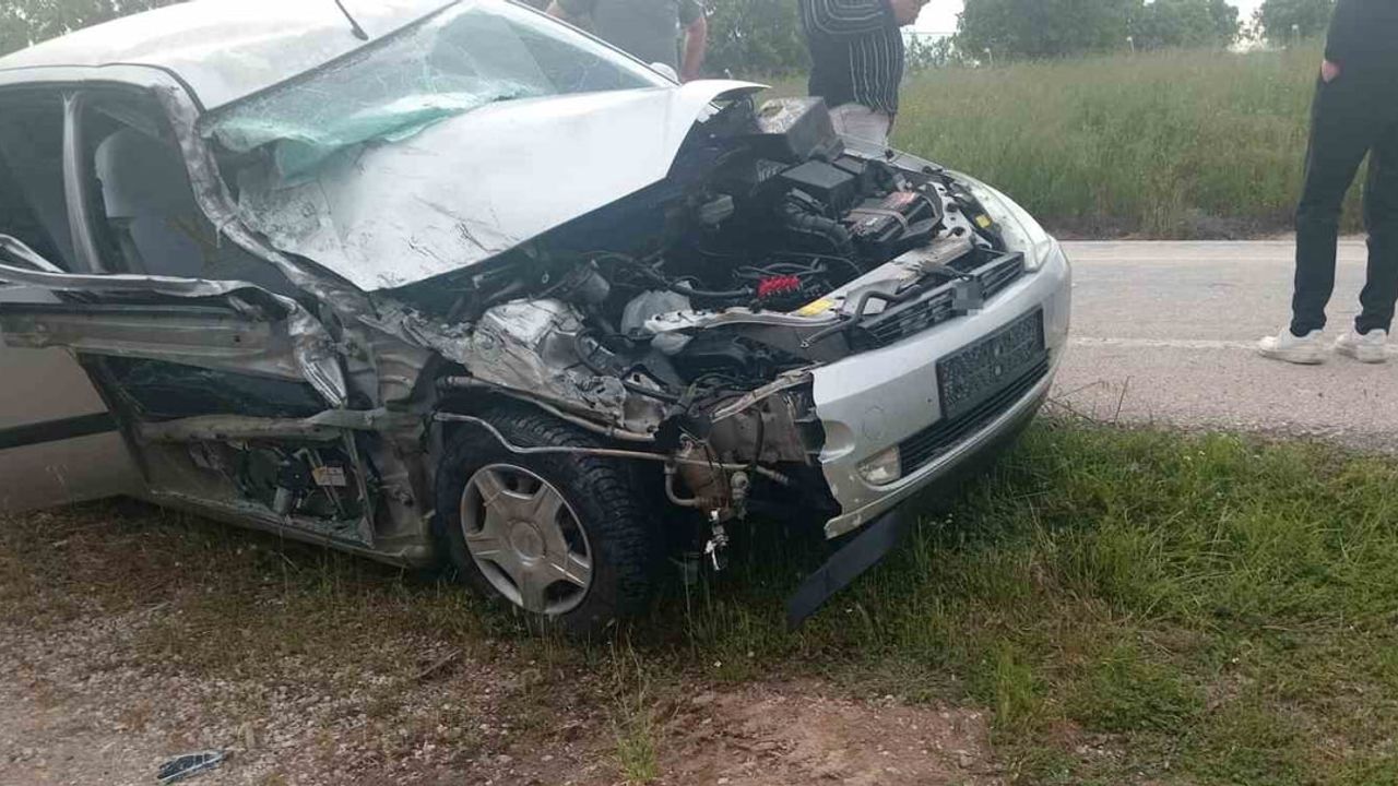Gediz'de otomobil ile kamyon çarpıştı: 3 yaralı