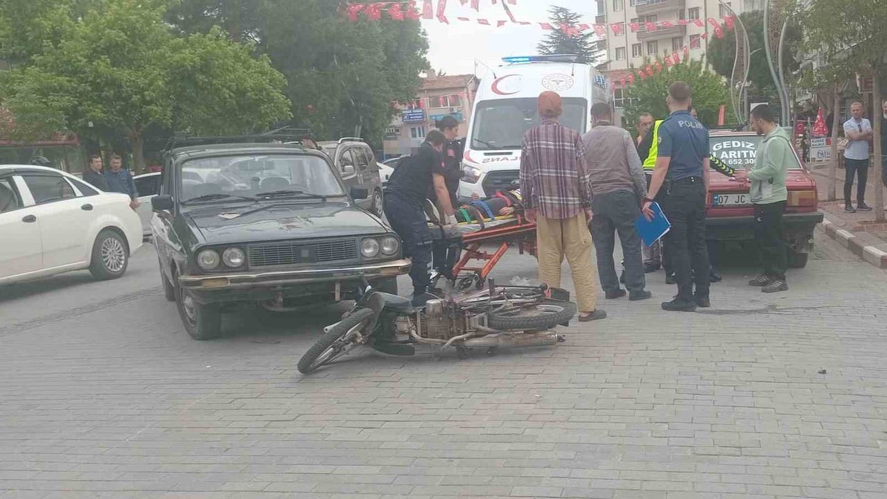 Gediz’de otomobil ile motosiklet çarpıştı: 2 kardeş yaralandı