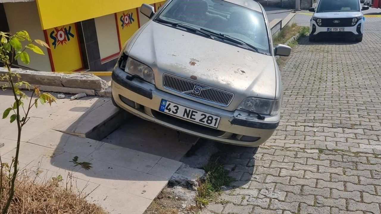 Gediz'de park halindeki otomobil freni boşalınca doğalgaz borusunda asılı kaldı