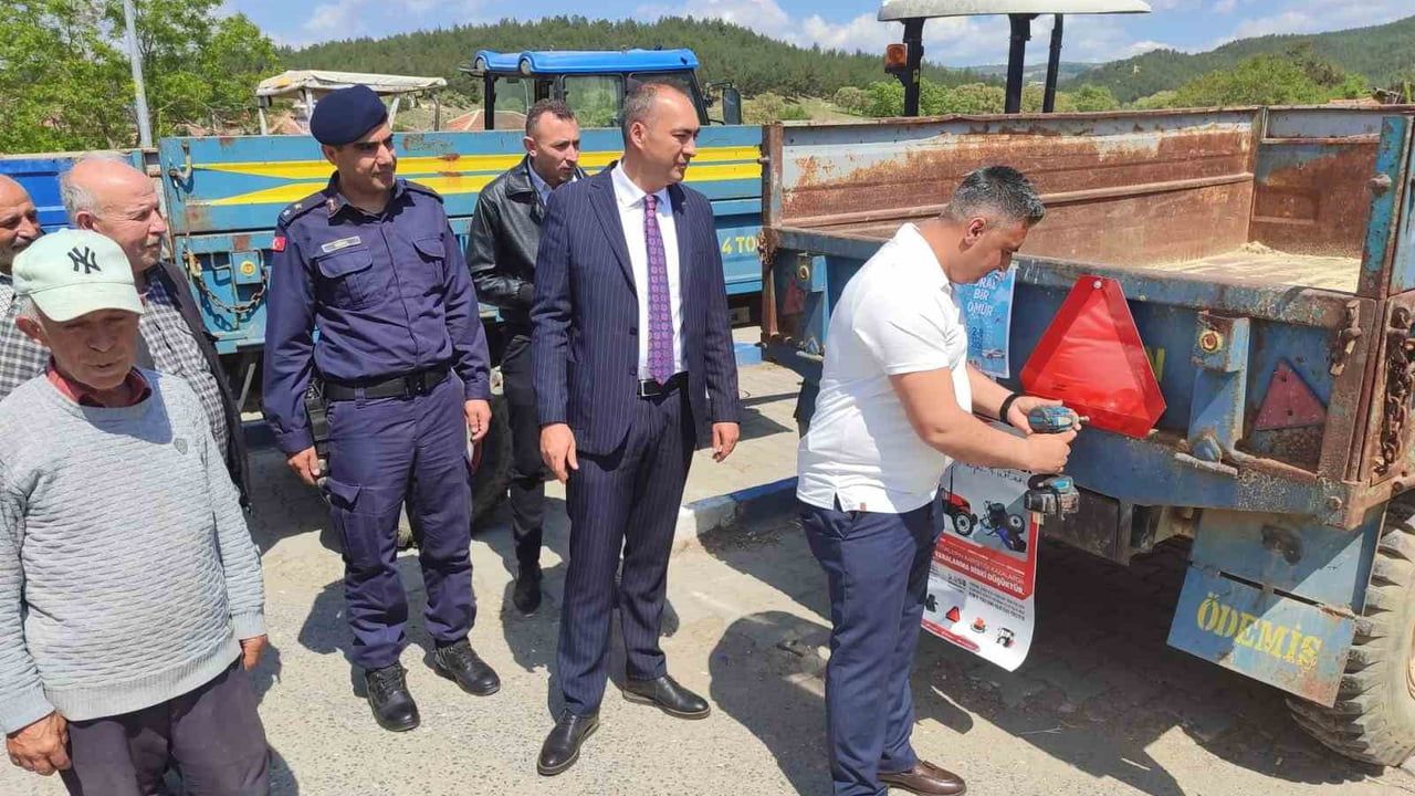 Gediz'de Trafik Haftası kapsamında traktör sürücüleri ve öğrencilere trafik güvenliği eğitimi verildi