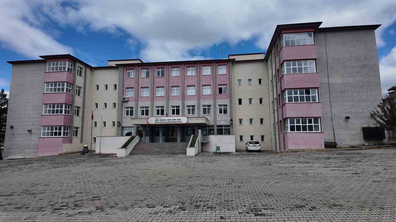 Gediz'de Üç Lisede Ortaokul Bölümleri Açılıyor