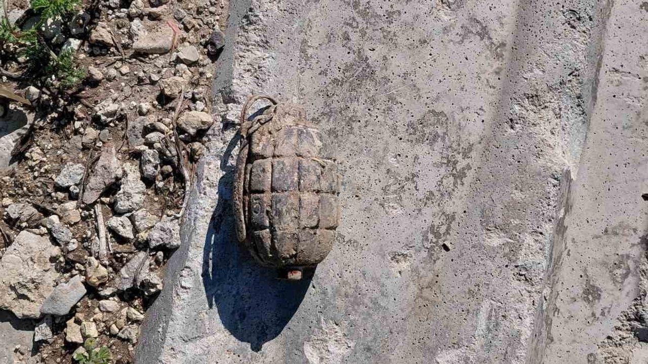 Gelendost'ta yıkılan metruk evin molozlarında Kurtuluş Savaşı’na ait olduğu değerlendirilen el bombası bulundu