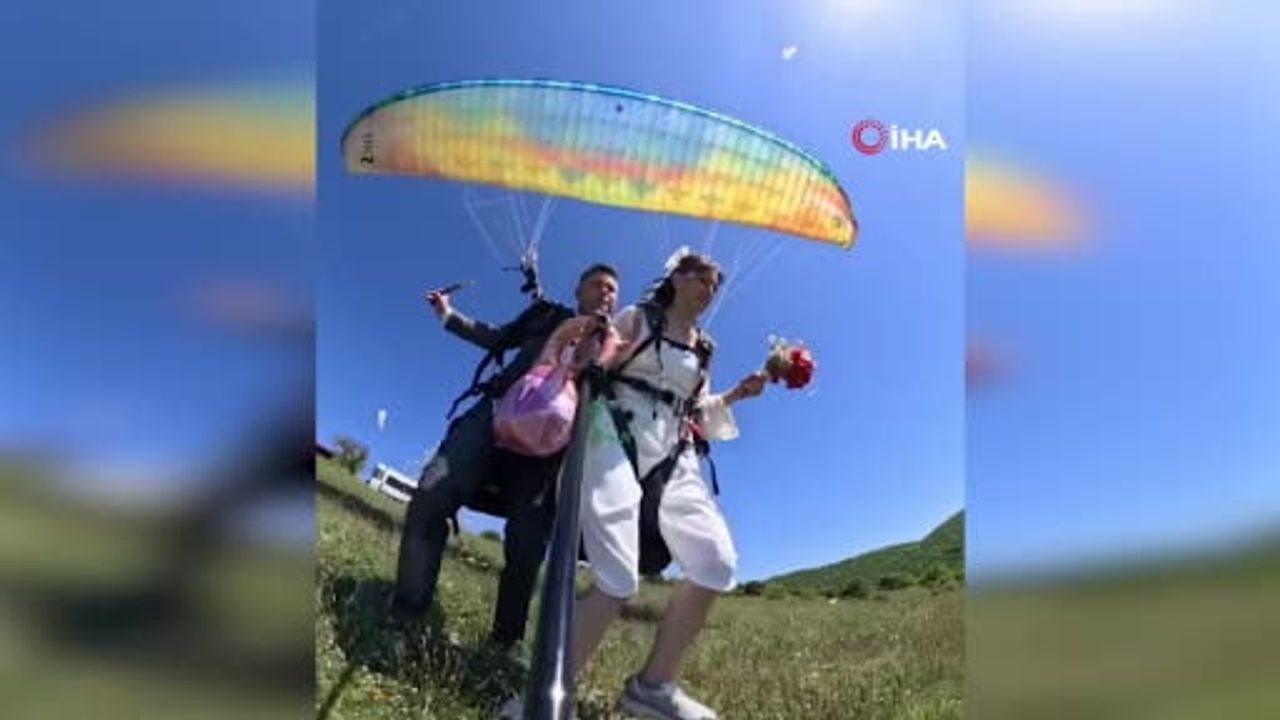 Gelinlik ve damatlıkla yamaç paraşütü: Tuğba ve Gökhan Baran gökyüzünde evliliklerini kutladı