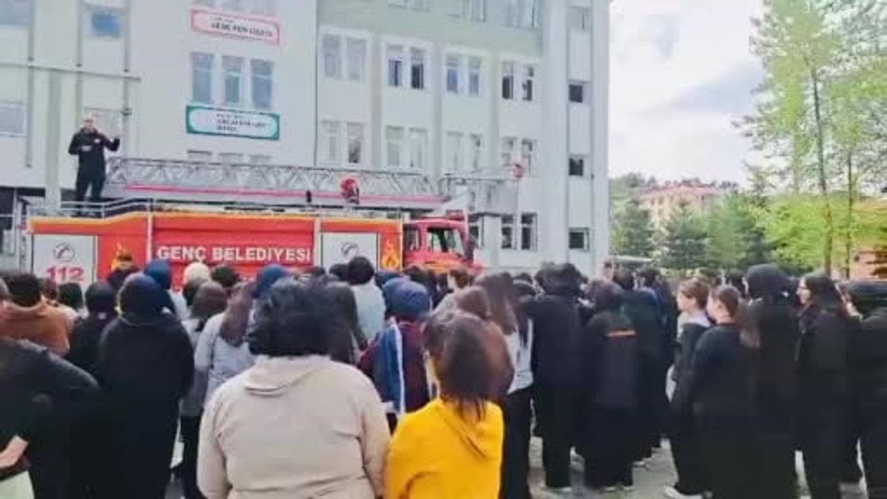 Genç'te okullarda yangın ve tahliye tatbikatları: Öğrencilere uygulamalı eğitim verildi