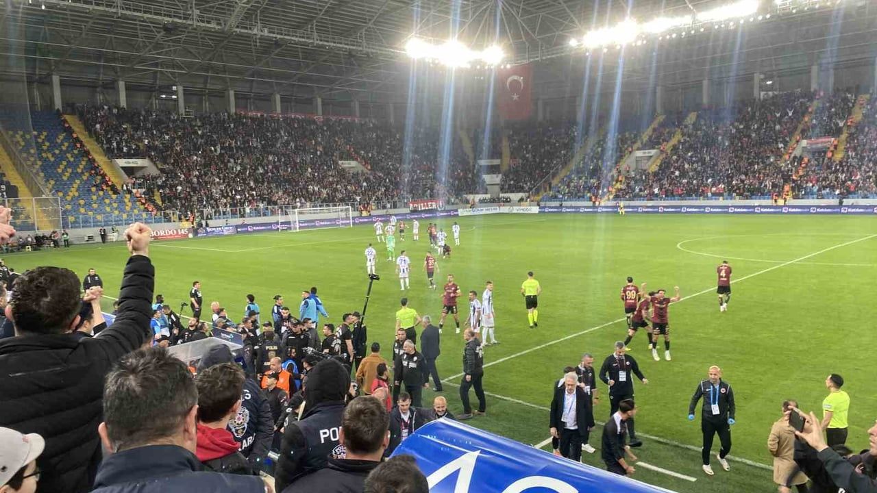 Gençlerbirliği - Kasımpaşa maçında kulübede gerginlik; iki isim kırmızı kart gördü