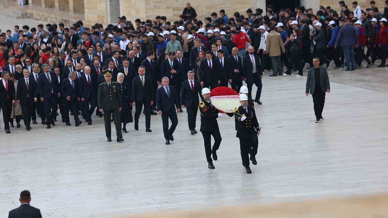Gençlik Haftası kapsamında Bakan Osman Aşkın Bak Anıtkabir’i ziyaret etti