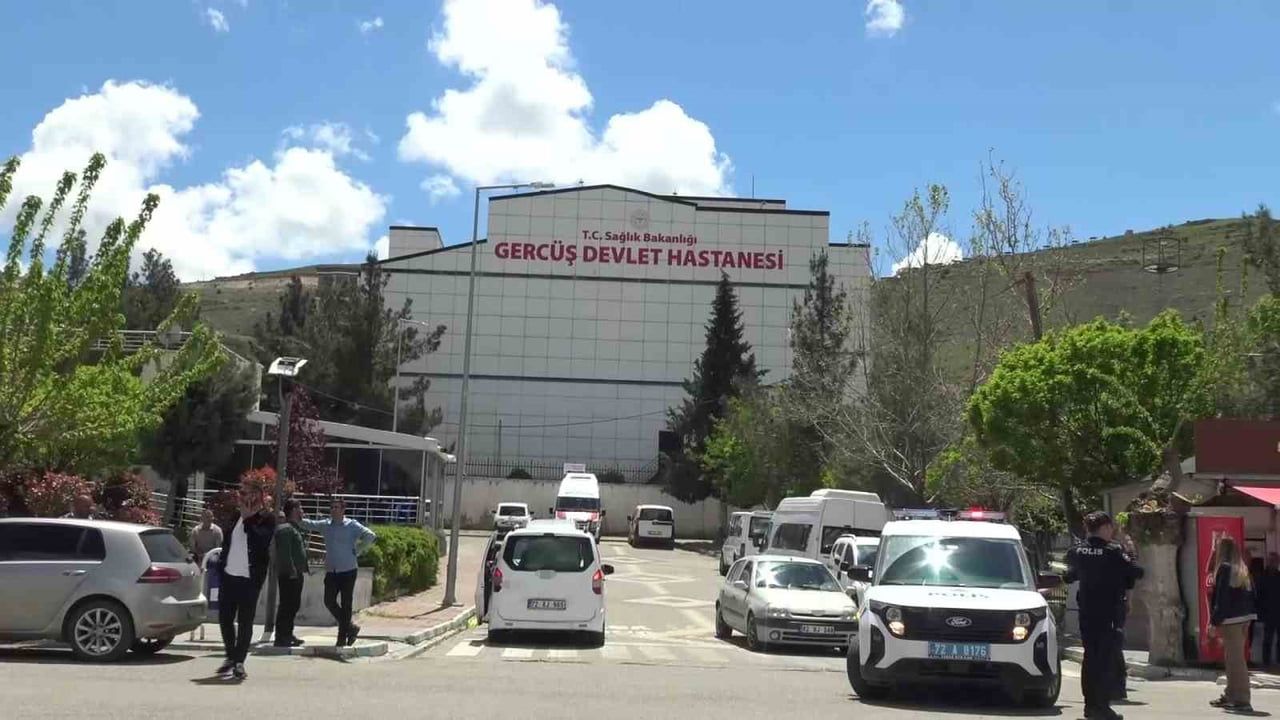 Gercüş'te Yolun Karşısına Geçen 14 Yaşındaki Çocuğa Hafif Ticari Araç Çarptı; Ağır Yaralı