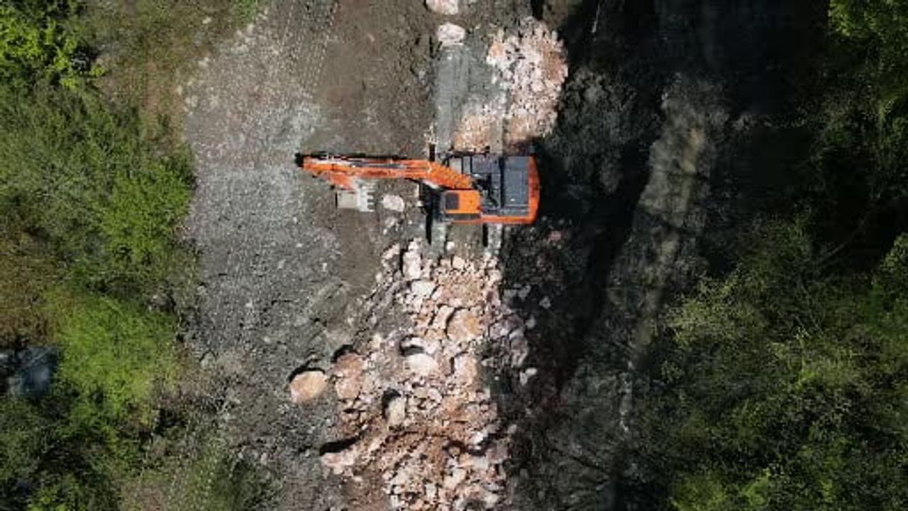 Geyve'de şiddetli yağış yolları çökertti: Kamışlı, Kızılkaya ve Örencik'te ulaşım, su ve iletişim kesildi