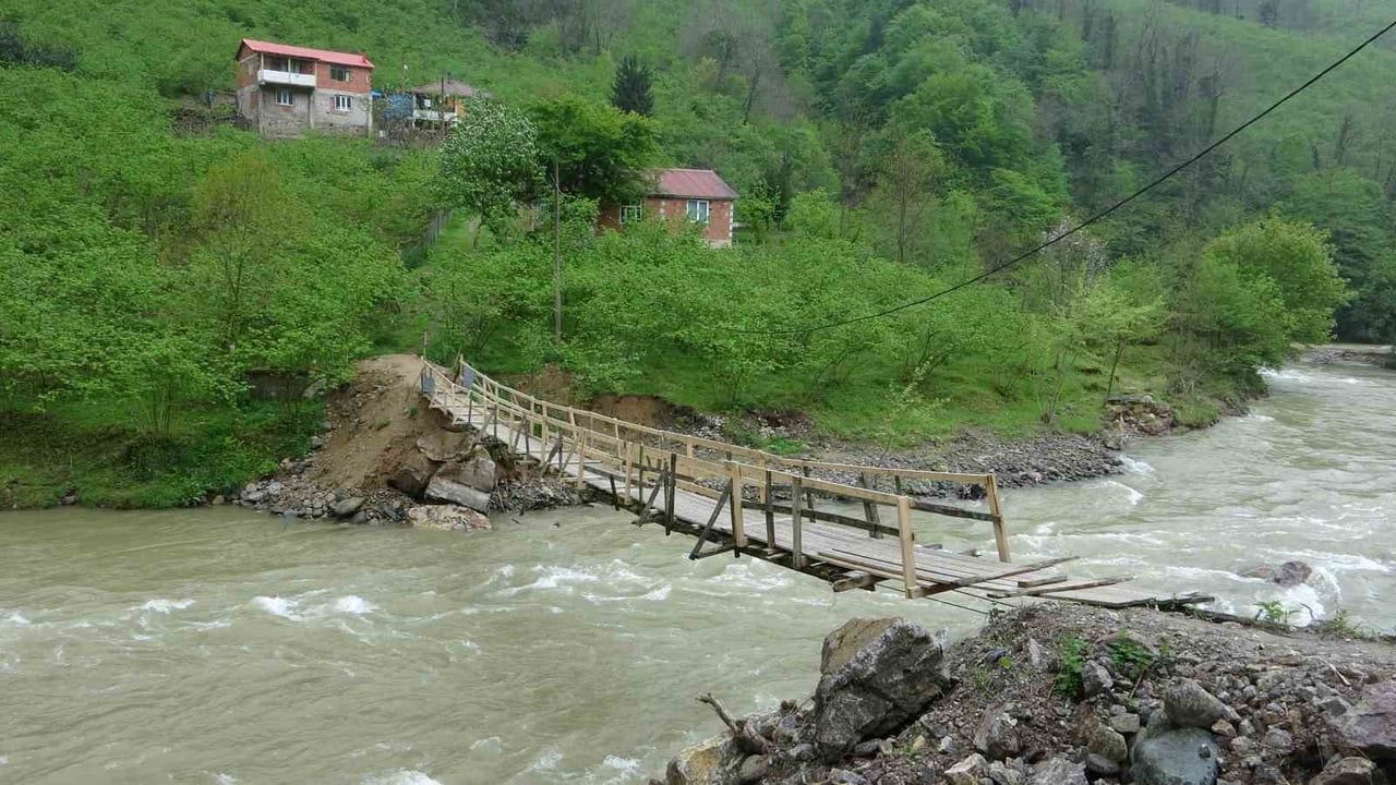 Giresun Bulancak'ta Pazarsuyu Deresi üzerindeki asma köprüler köylülerin güvenliğini tehdit ediyor