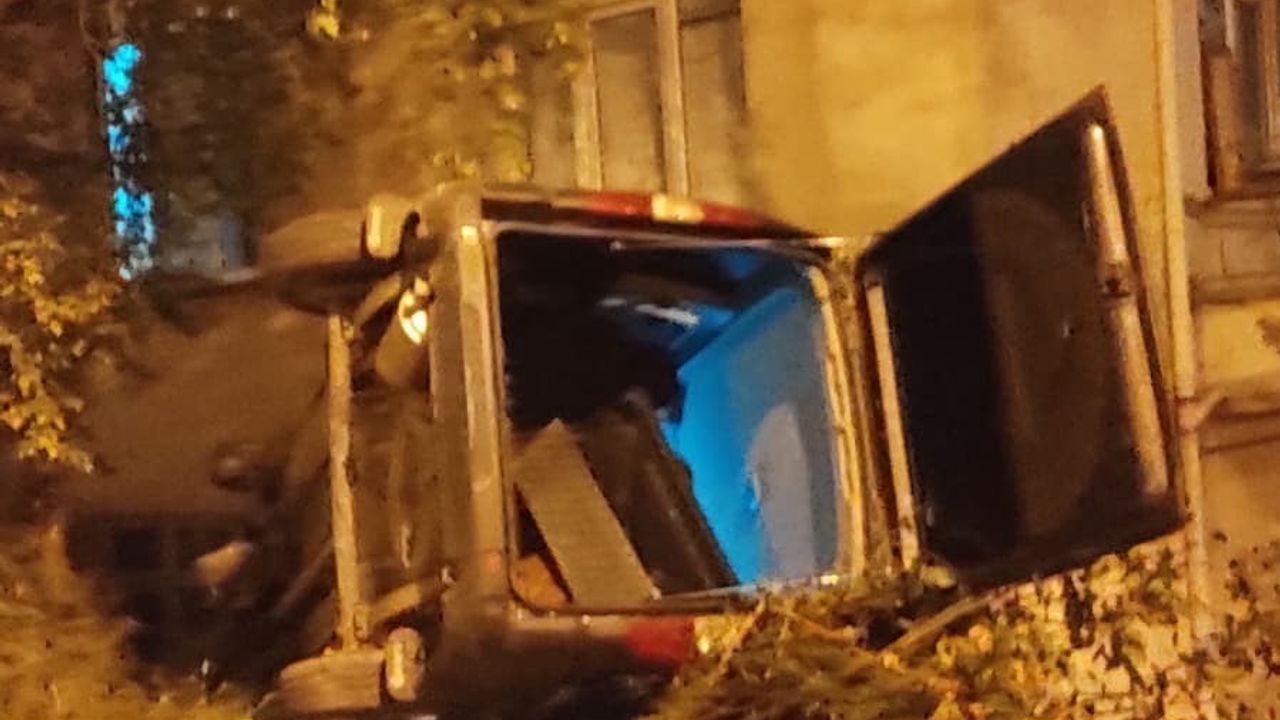 Giresun'da freni boşalan hafif ticari araç apartman boşluğuna düştü