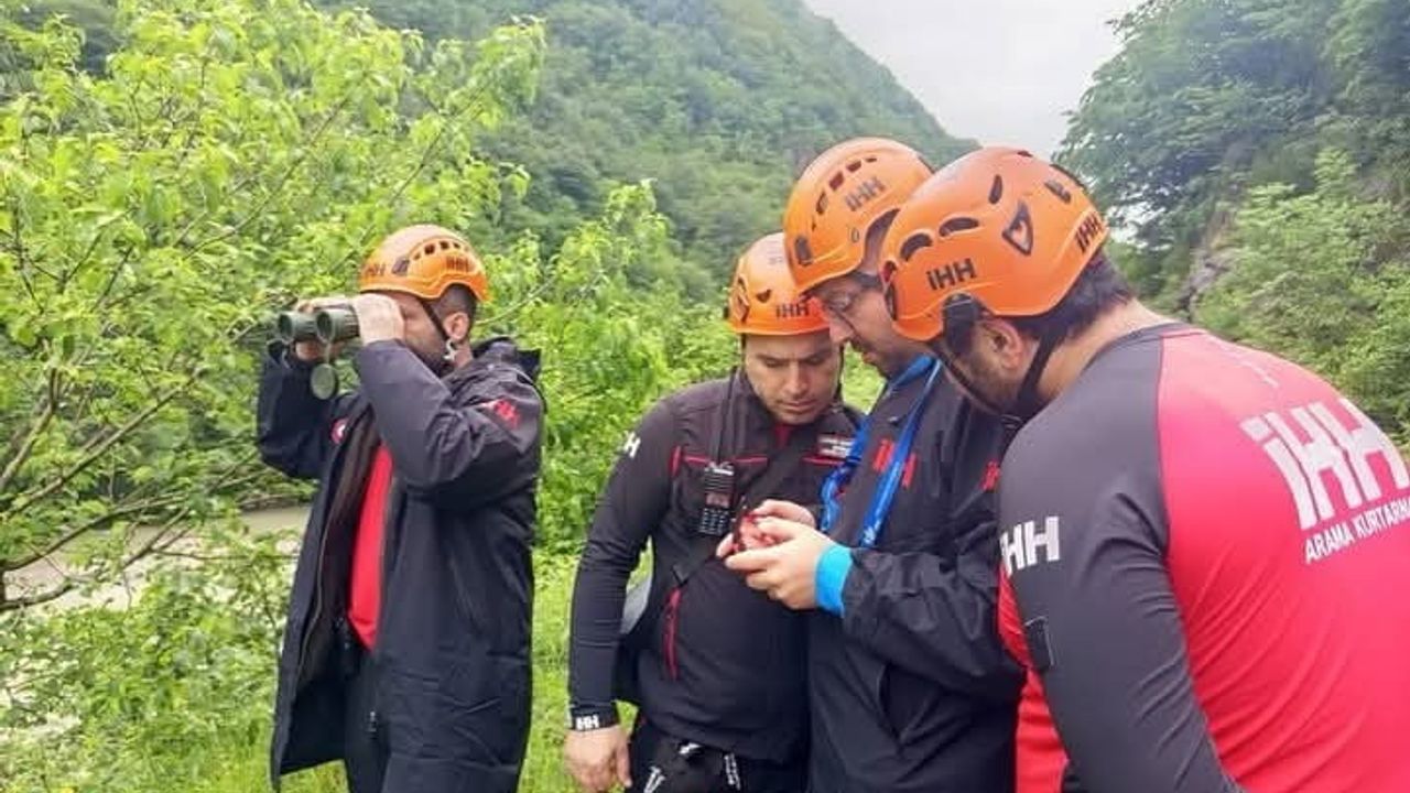Giresun'da Yağlıdere'de dereye düşen iki kişiden biri hayatını kaybetti, arama çalışmaları sürüyor