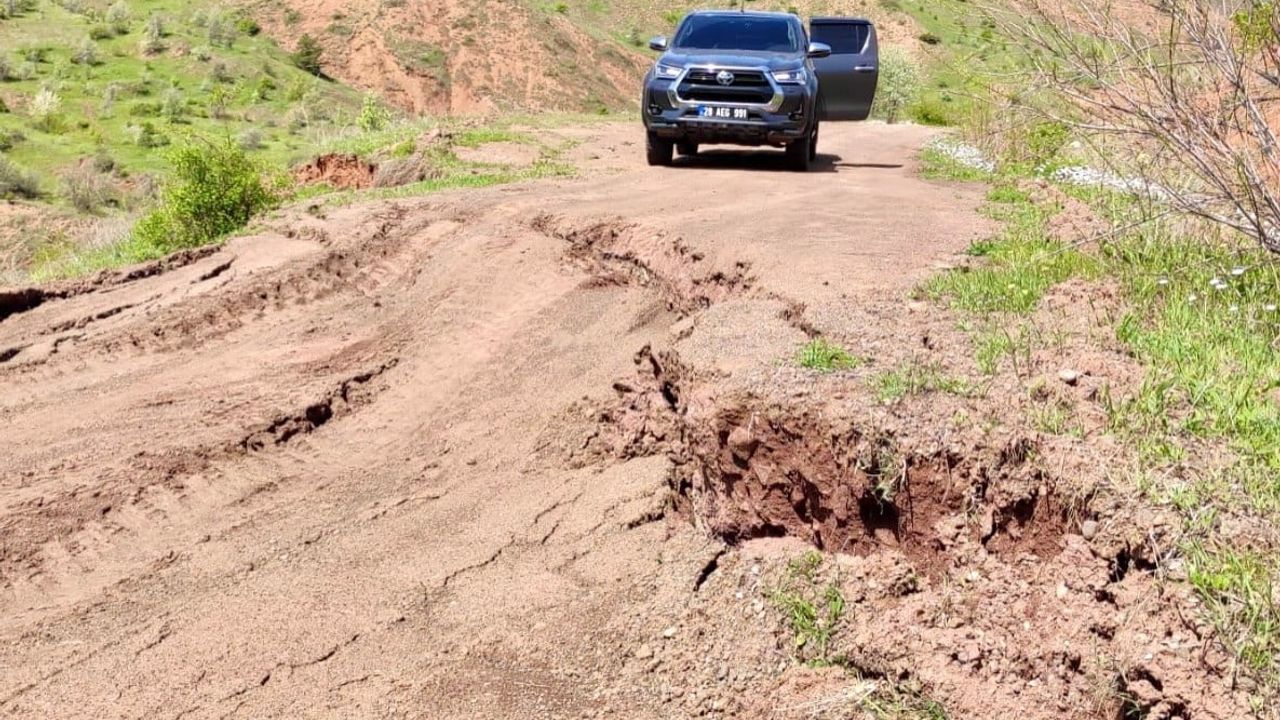 Giresun'da Yeniyol Köy Yolunda Heyelan Temizliği Tamamlandı