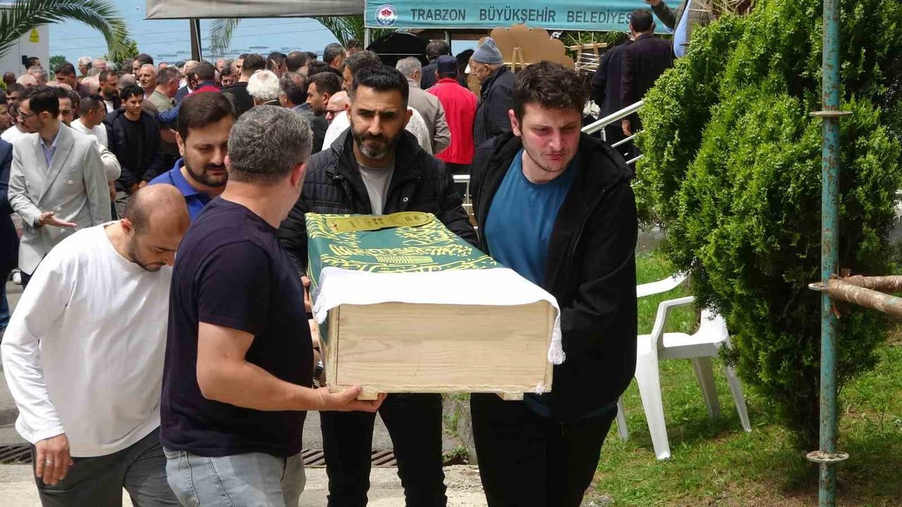 Giresun'daki kazada hayatını kaybeden Yıldız ailesi Trabzon Arsin'de toprağa verildi