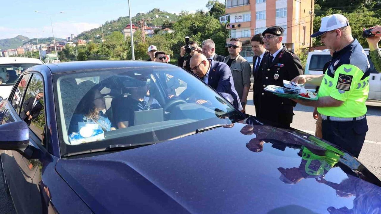 Giresun Valisi Mustafa Koç: Trafik noktasında bayramlaşma, sürücülere çikolata ikramı ve kapsamlı önlemler