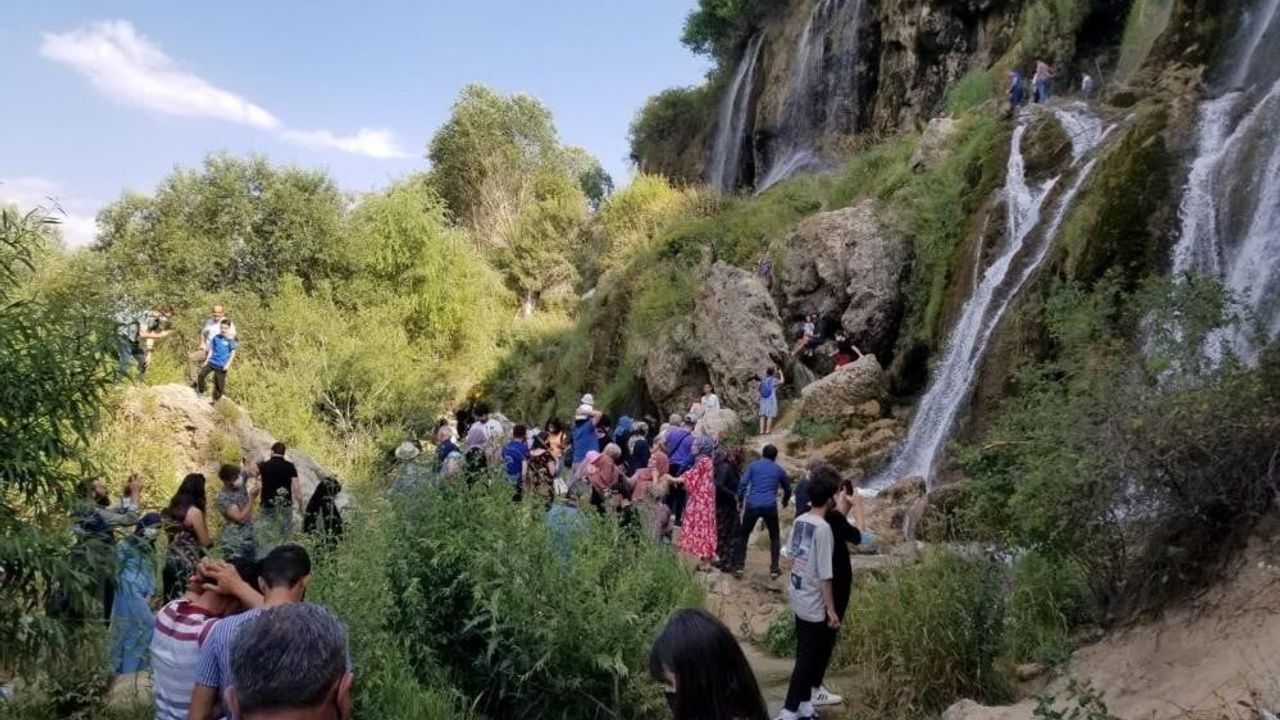Girlevik Şelalesi'nde debi arttı, ziyaretçi yoğunluğu yükseldi