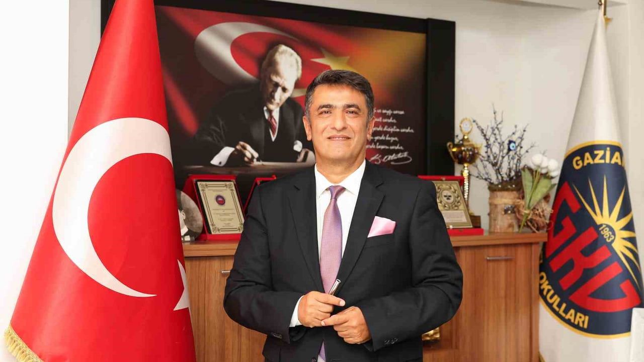GKV Özel İlkokulu minik cimnastikçilerle kürsüde: Erkek takım il 2., kız takım il 4.