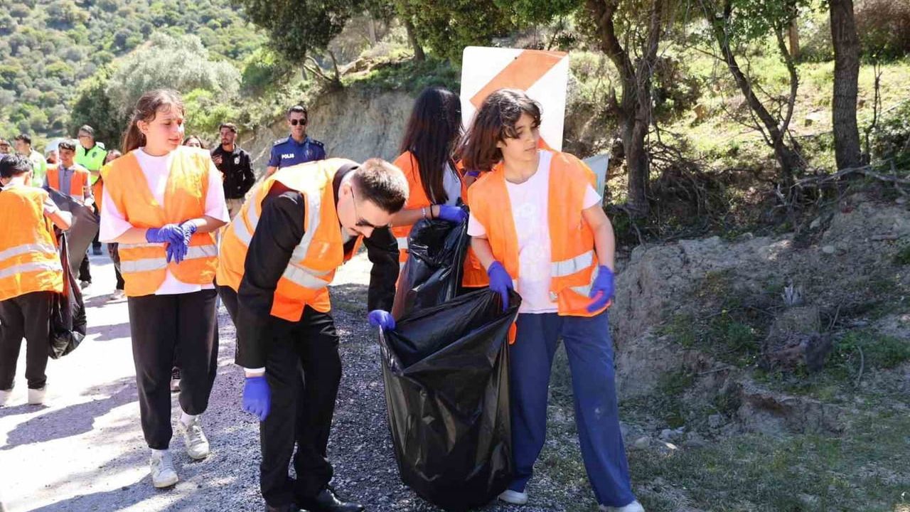 Gökçeada'da 'Orman Benim' etkinliği: Kaymakam Osman Acar öğrencilerle orman temizliği yaptı