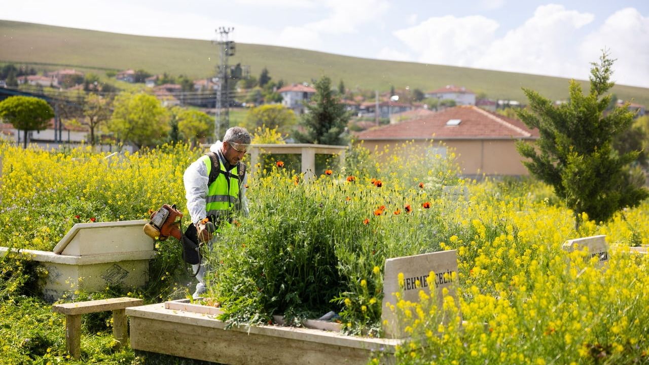Gölbaşı Belediyesi, mezarlıklarda Kurban Bayramı öncesi kapsamlı temizlik ve bakım yaptı