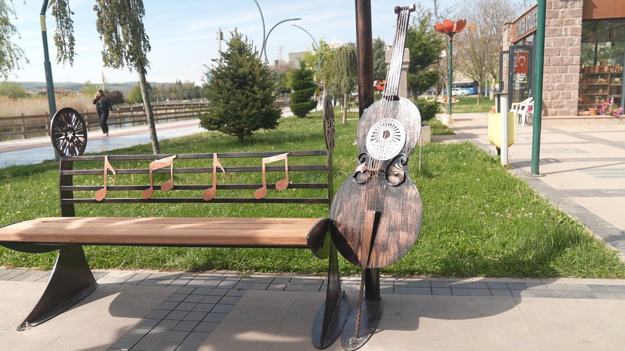 Gölbaşı'da hurdalardan yapılan 'müzikli bank' Mogan Gölü Sanat Sokağı'nda