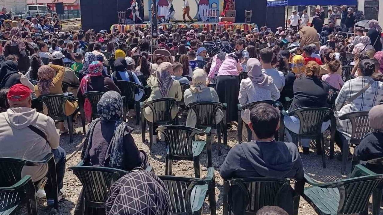 Gölbaşı’nda "Masal treni tiyatrosu" ve "Komşu köyün delisi" oyunları sahnelendi