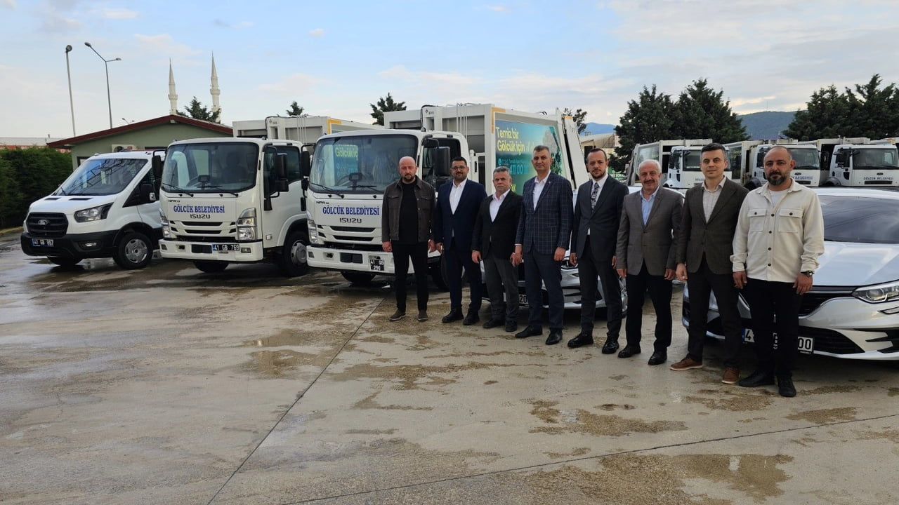 Gölcük Belediyesi araç filosunu 5 yeni araçla güçlendirdi