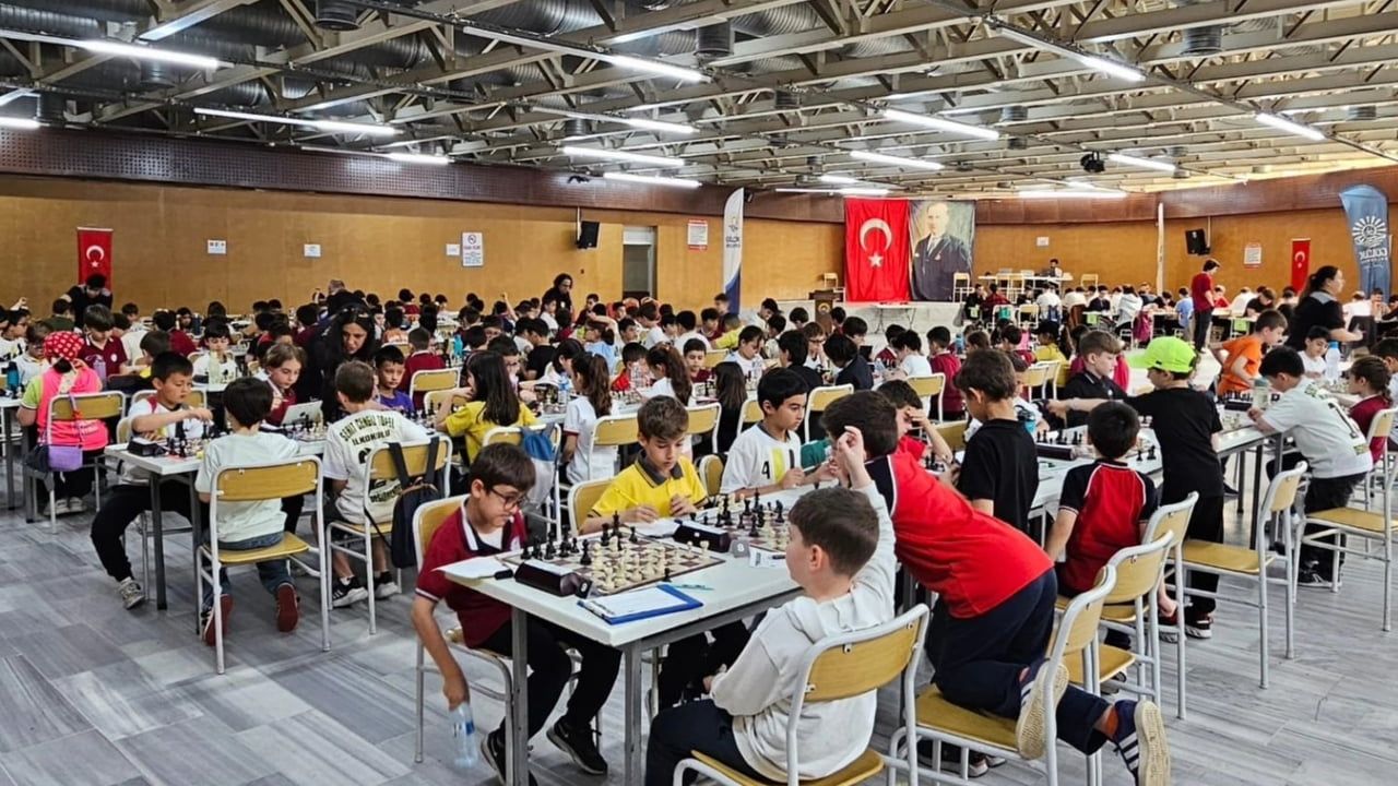Gölcük'te 11. Okullar Arası Satranç Turnuvası 235 öğrencinin katılımıyla başladı