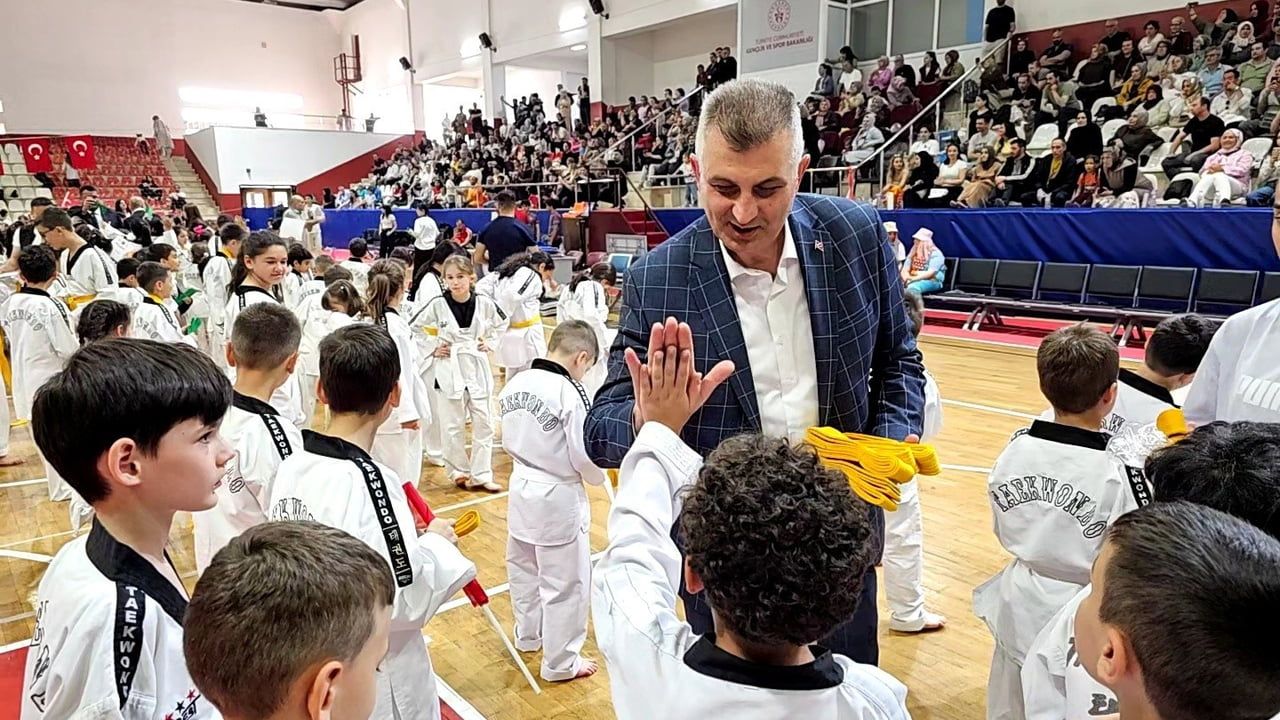 Gölcük’te 305 tekvando sporcusu kuşak atlama töreniyle bir üst kuşağa geçti