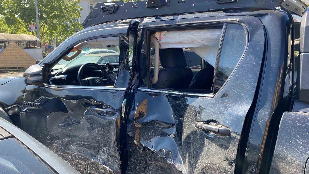 Gölcük'te motosiklet pikaba çarptı: 2 kişi ağır yaralandı