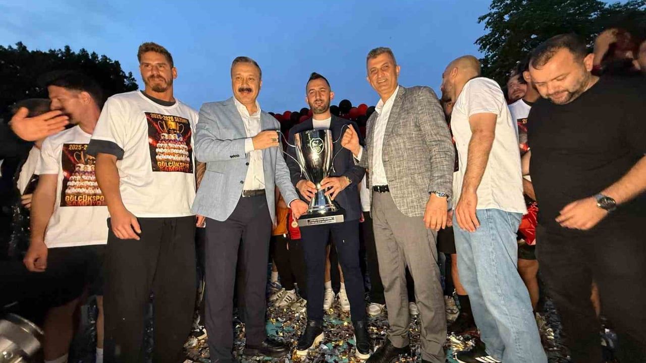 Gölcükspor kupayla kente döndü: TFF 3. Lig’e yükseliş ilçede kutlandı
