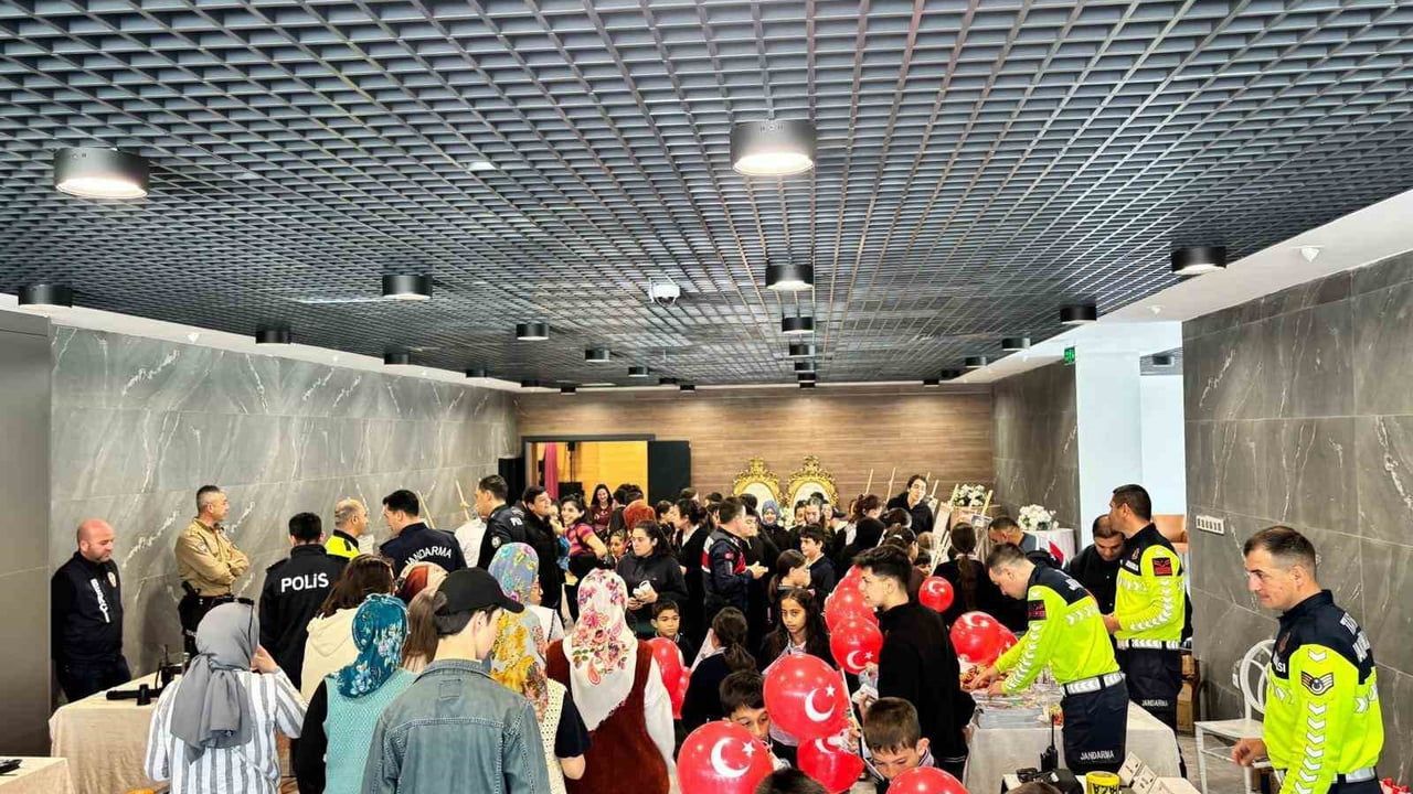 Gölpazarı'nda Trafik Haftası etkinliği: Jandarma ve Emniyet'ten öğrencilere trafik ve ilk yardım eğitimi
