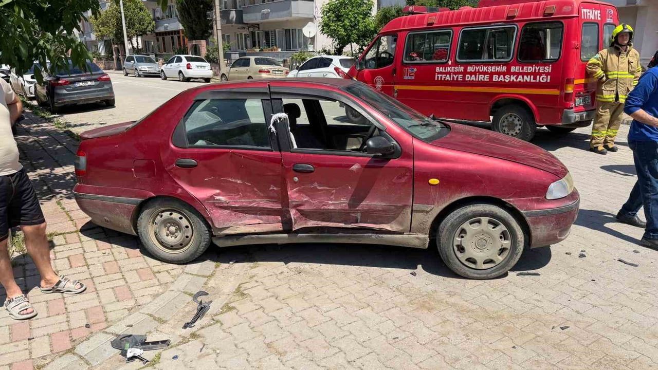 Gönen’de trafik kazası: İtfaiye ekipleri araçta sıkışan 3 kişiyi kurtardı