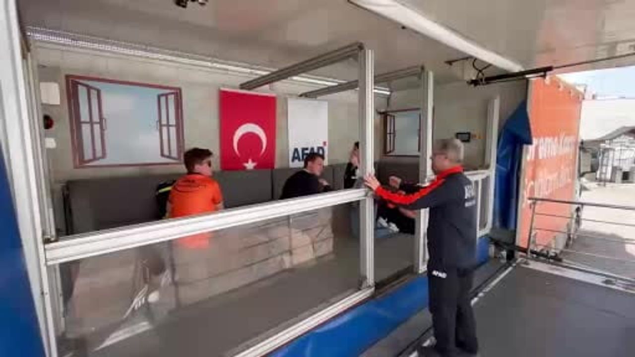 Gördes MYO'da Acil Durum ve Afet Yönetimi öğrencileri deprem simülasyonuyla uygulamalı eğitim aldı