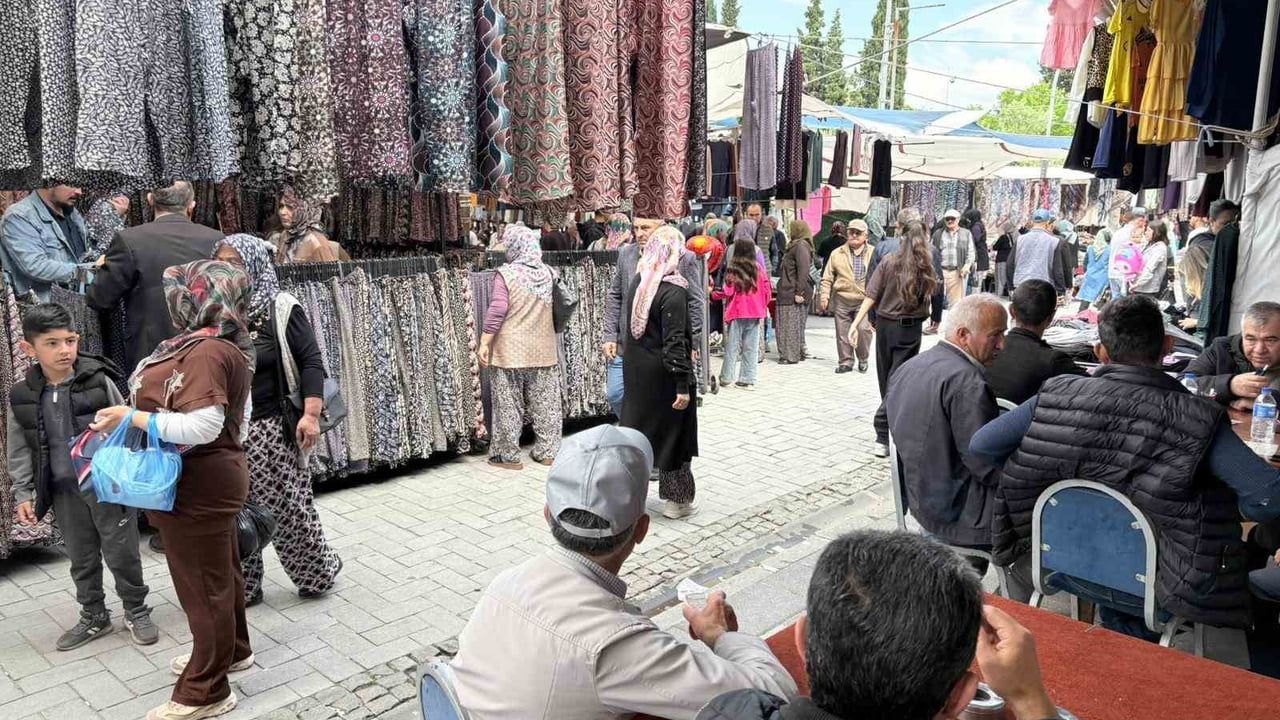 Gördes pazarında Kurban Bayramı hazırlıkları esnafı memnun etti