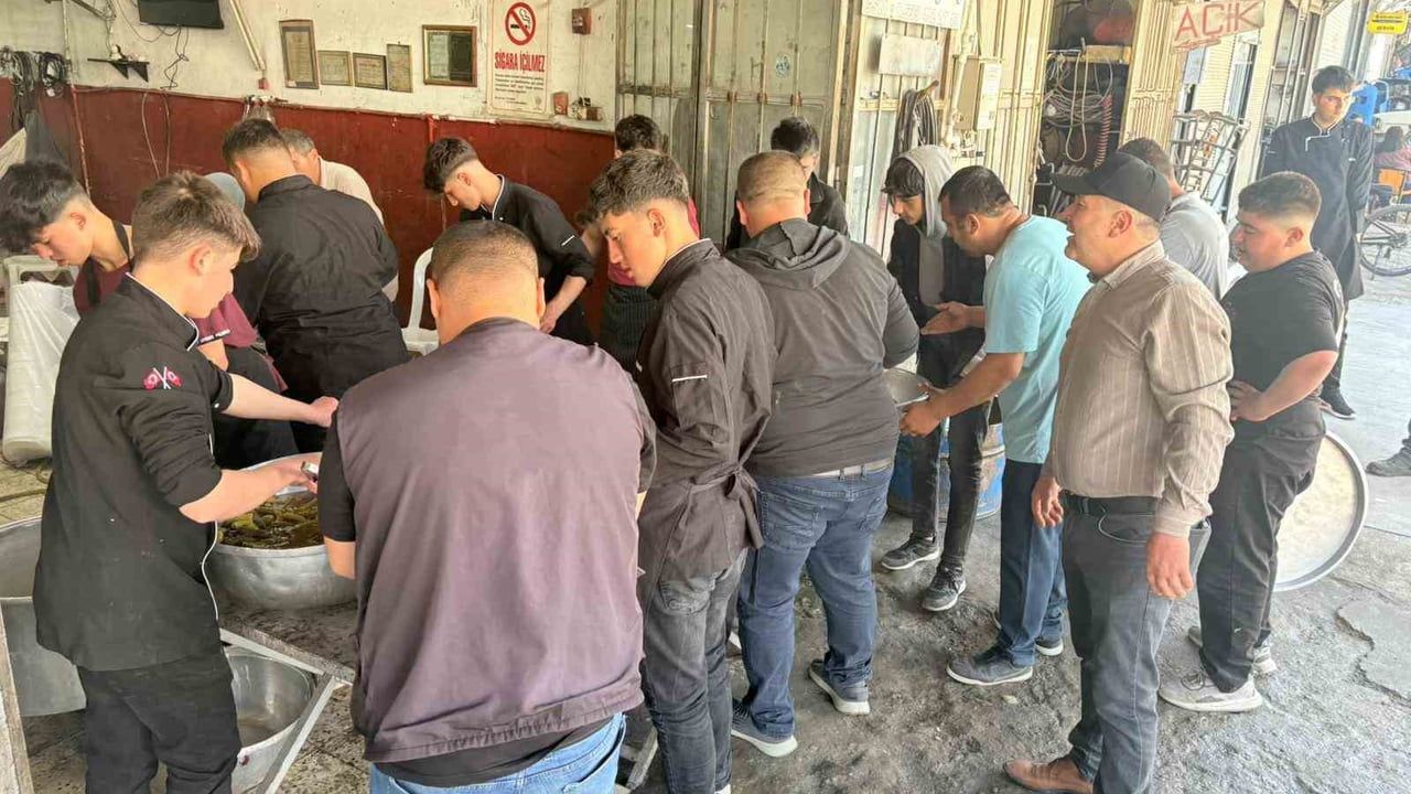 Gördes Sanayi Sitesi'nden 6 bin kişilik geleneksel hayır yemeği