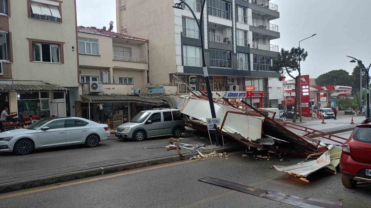 Gördes'te fırtına çatıyı yerinden kopardı; can kaybı yok
