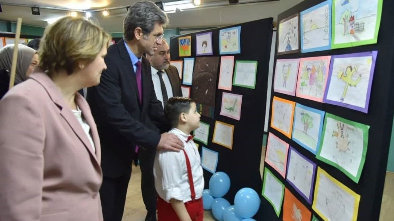 Görele'de otizmli öğrenci Ulaş Topal ilk kişisel resim sergisini açtı