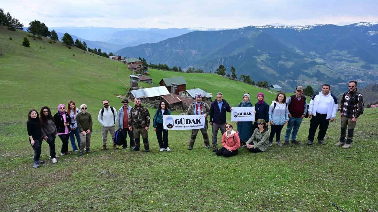 GÜDAK 24 sporcu ile Torul'da 12 km yayla yürüyüşü: kar kütleleri, bahar çiçekleri ve Torul Barajı manzarası