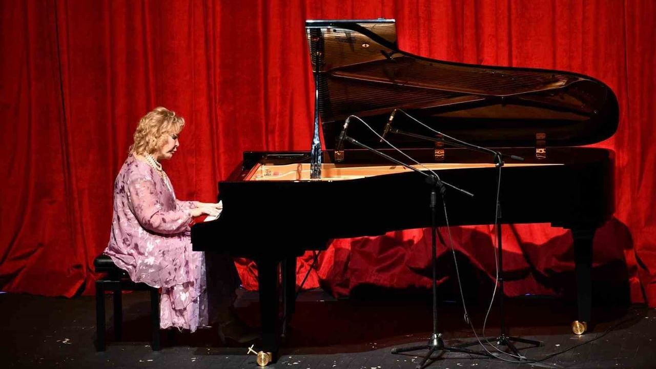 Gülsin Onay Balıkesir’de Sahne Aldı: Zengin Repertuvar ve Uzun Süren Alkış